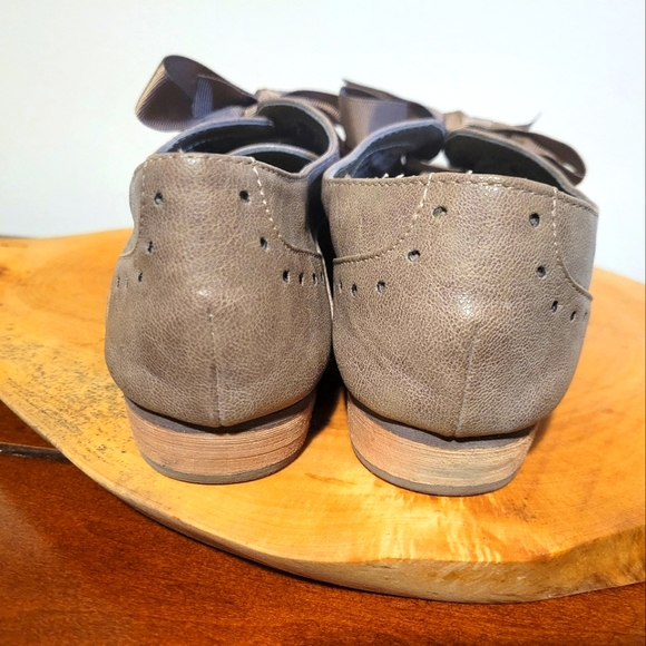 Oxford style ribbon tie flat shoe - Picture 3 of 7